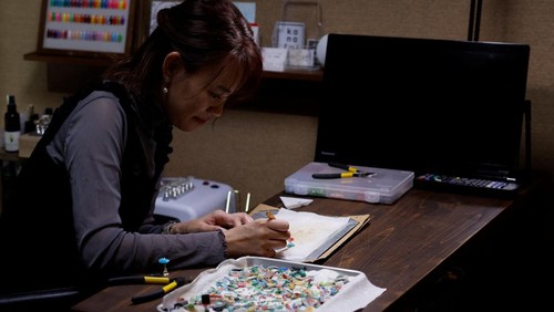 Japanese manicurist Naomi Arimoto presses a false nail with a decorative nail tip using plastic waste which she collected from the beach, onto a thumb of a customer at her nail salon in Chigasaki, Kanagawa Prefecture, Japan October 21, 2024. REUTERS/Manami Yamada