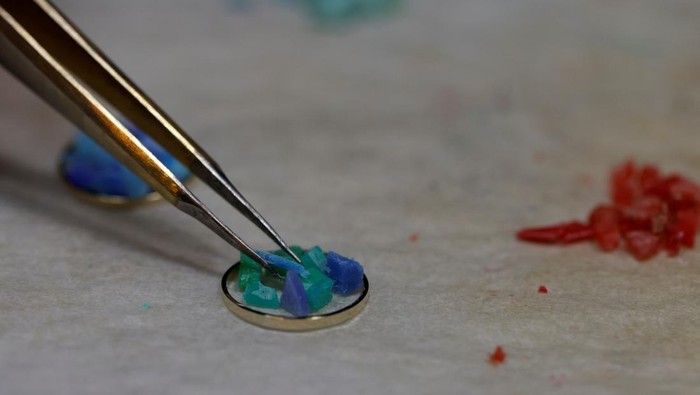 Japanese manicurist Naomi Arimoto presses a false nail with a decorative nail tip using plastic waste which she collected from the beach, onto a thumb of a customer at her nail salon in Chigasaki, Kanagawa Prefecture, Japan October 21, 2024. REUTERS/Manami Yamada