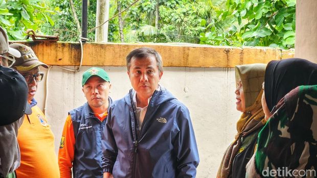 Kunjungan Pj Gubernur Jabar Bey Machmudin ke lokasi banjir Sukabumi