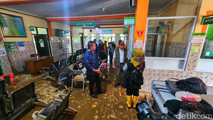 Kunjungan Pj Gubernur Jabar Bey Machmudin ke lokasi banjir Sukabumi