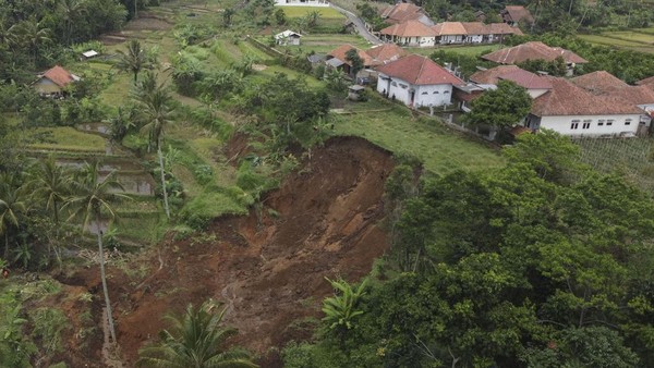 Longsor Timbun Sawah-Kandang Ternak Warga di Tasikmalaya