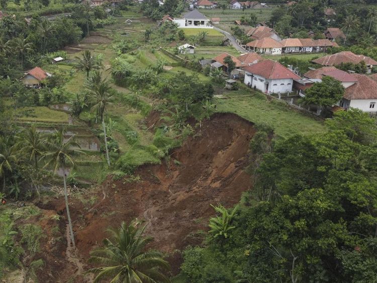 Longsor Timbun Sawah-Kandang Ternak Warga di Tasikmalaya