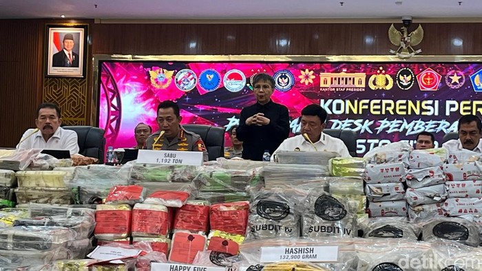 Menko Polkam Budi Gunawan, Kapolri Jenderal Listyo Sigit Prabowo hingga Kepala BNN Komjen Martinus Hukom memaparkan upaya pemberantasan narkoba (Rumondang N/detikcom)