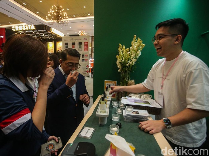 Menteri Ekonomi Kreatif Beli Parfum Lokal di Jakarta X Beauty 2024