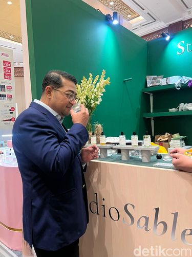 Menteri Ekonomi Kreatif Beli Parfum Lokal di Jakarta X Beauty 2024