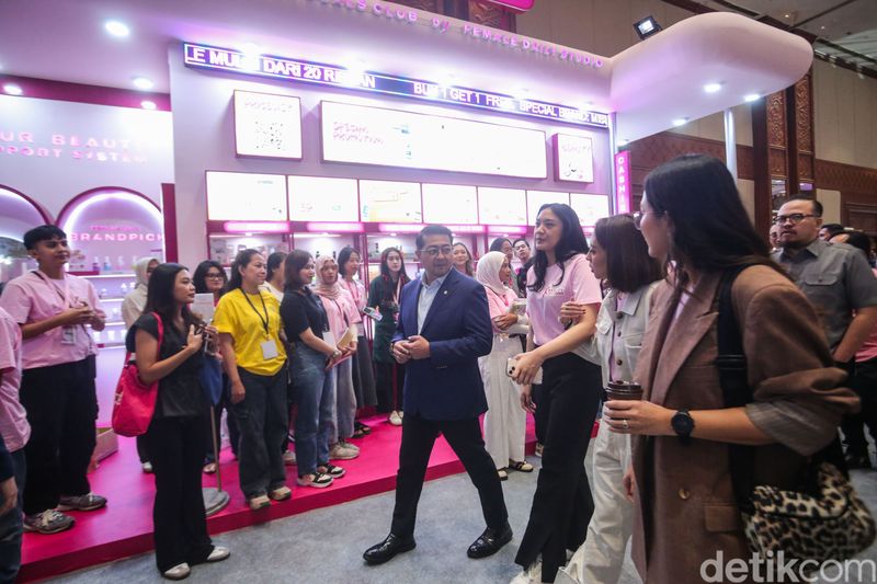 Menteri Ekonomi Kreatif Teuku Riefky Harsya Membuka Jakarta X Beauty 2024 Menteri Ekonomi Kreatif Teuku Riefky Harsya Membuka Jakarta X Beauty 2024