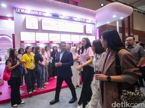 Menteri Ekonomi Kreatif Teuku Riefky Harsya Membuka Jakarta X Beauty 2024