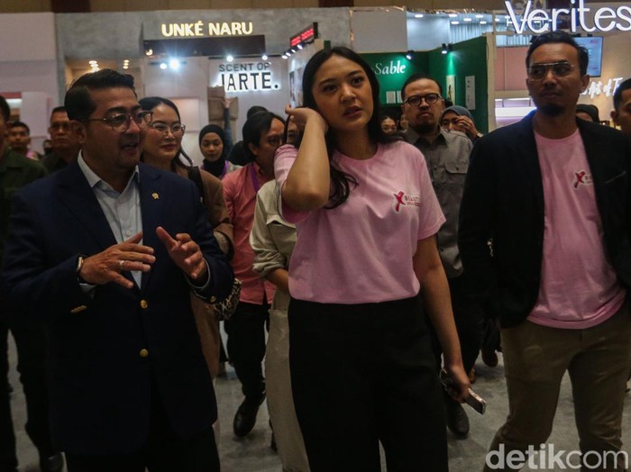 Menteri Ekonomi Kreatif Teuku Riefky Harsya Membuka Jakarta X Beauty 2024
