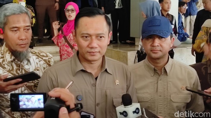 Menteri Koordinator Bidang Infrastruktur dan Pembangunan Kewilayahan, Agus Harimurti Yudhoyono (AHY) dan Menteri Transmigrasi Muhammad Iftitah Sulaiman Suryanagara melepas transmigran asal Jateng dan Jogja di Semarang, Kamis (5/12/2024).