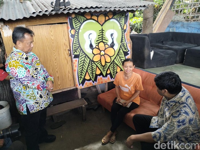 Menteri PKP Maruarar Sirait bersama Sekda Jabar Herman Suryatman bemeninjau langsung area pemukiman di kolong flyover Mochtar Kusumaatmadja, Kamis (5/12/2024).
