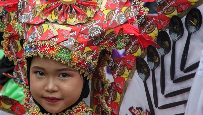 Seorang anak mengenakan busana berbahan sampah daur ulang saat karnaval di Kabupaten Bogor, Jawa Barat, Kamis (5/12/2024). Pemerintah Kabupaten Bogor menggelar karnaval busana daur ulang bertema Bogor Kabupaten Ramah Lingkungan (BKRL) 2024 yang diikuti sebanyak 3.000 orang dari Kampung Ramah Lingkungan (KRL) di 40 kecamatan untuk meningkatkan kepedulian masyarakat terhadap lingkungan dan upaya pengolahan limbah. ANTARA FOTO/Yulius Satria Wijaya/rwa.