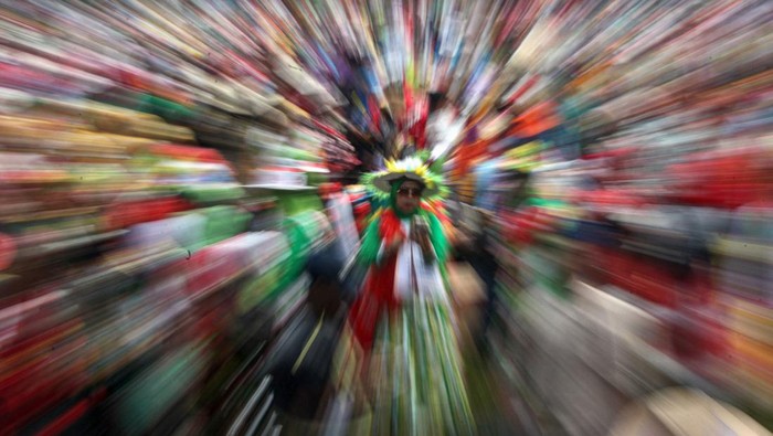 Seorang anak mengenakan busana berbahan sampah daur ulang saat karnaval di Kabupaten Bogor, Jawa Barat, Kamis (5/12/2024). Pemerintah Kabupaten Bogor menggelar karnaval busana daur ulang bertema Bogor Kabupaten Ramah Lingkungan (BKRL) 2024 yang diikuti sebanyak 3.000 orang dari Kampung Ramah Lingkungan (KRL) di 40 kecamatan untuk meningkatkan kepedulian masyarakat terhadap lingkungan dan upaya pengolahan limbah. ANTARA FOTO/Yulius Satria Wijaya/rwa.