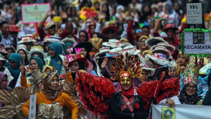 Seorang anak mengenakan busana berbahan sampah daur ulang saat karnaval di Kabupaten Bogor, Jawa Barat, Kamis (5/12/2024). Pemerintah Kabupaten Bogor menggelar karnaval busana daur ulang bertema Bogor Kabupaten Ramah Lingkungan (BKRL) 2024 yang diikuti sebanyak 3.000 orang dari Kampung Ramah Lingkungan (KRL) di 40 kecamatan untuk meningkatkan kepedulian masyarakat terhadap lingkungan dan upaya pengolahan limbah. ANTARA FOTO/Yulius Satria Wijaya/rwa.