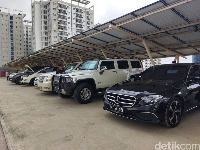Mobil mewah dan motor gede sitaan KPK hendak dilelang. (Kurniawan Fadilah/detikcom)