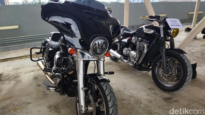 Mobil mewah dan motor gede sitaan KPK hendak dilelang. (Kurniawan Fadilah/detikcom)