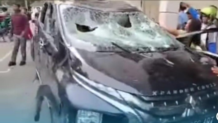 Mobil Xpander di rusak warga gegara tabrak lari di Medan. (Istimewa)