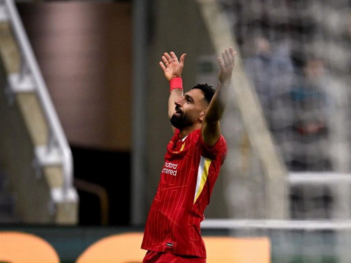 NEWCASTLE UPON TYNE, ENGLAND - DECEMBER 04: (THE SUN OUT, THE SUN ON SUNDAY OUT) Mohamed Salah of Liverpool celebrating after scoring the third goal during the Premier League match between Newcastle United FC and Liverpool FC at St James Park on December 04, 2024 in Newcastle upon Tyne, England. (Photo by Andrew Powell/Liverpool FC via Getty Images)