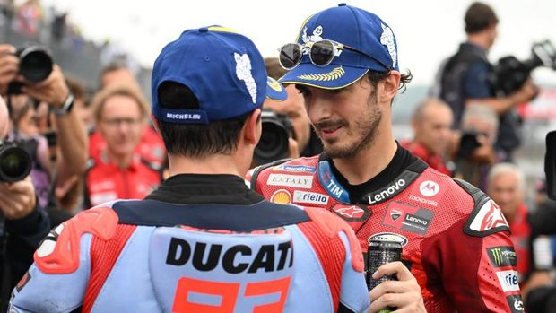 Ducati Lenovo Team rider Francesco Bagnaia of Italy (R) is congraturated by Gresini Racing MotoGP rider Marc Marquez of Spain after the end of the sprint race of the MotoGP Japanese Grand Prix at the Mobility Resort Motegi in Motegi, Tochigi prefecture on October 5, 2024. (Photo by Toshifumi KITAMURA / AFP)