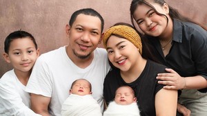 Presenter Mpok Alpa melahirkan bayi laki-laki kembar pada 7 Oktober 2024 di RSU Bunda, Jakarta Pusat. Bayi kembar tersebut diberi nama Raffi Ahmad Darmadina dan Raffa Ahmad Darmadina. Foto: @nina_mpokalpa