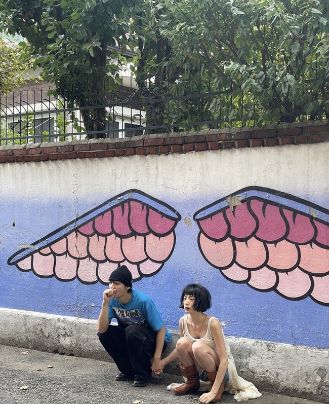 Tahun lalu, kekasih Nana digosipkan berpacaran dengan Han So Hee. Rumor itu dipicu oleh dugaan melakukan lovestagram, namun dibantah tegas agensi keduanya. Foto: dok. Instagram @jin_a_nana, dok. Instagram @czonsuxx