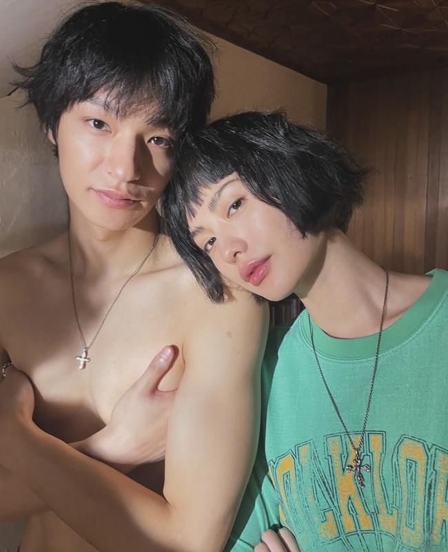 Saat berlibur ke Bali pada bulan Juni 2024, Nana tak pergi sendirian. Chae Jong Seok ikut mendampinginya. Foto: dok. Instagram @jin_a_nana, dok. Instagram @czonsuxx