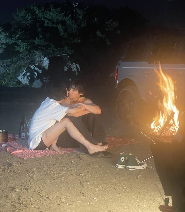 Nana dan Chae Jong Seok tak ragu membagikan foto-foto mesra saat syuting video klip ‘Indeed, It Was Love’. Alhasil banyak penggemar yang curiga. Foto: dok. Instagram @jin_a_nana, dok. Instagram @czonsuxx