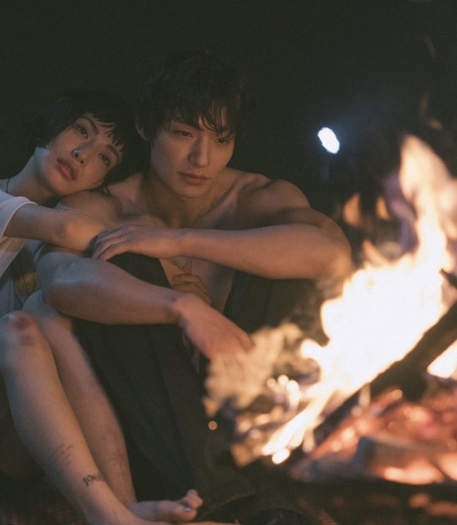 Nana eks After School terungkap berpacaran dengan model brondong Chae Jong Seok. Baru-baru ini, keduanya tampil berciuman mesra dalam video klip Baek Ji Young ‘Indeed, It Was Love’. Foto: dok. Instagram @jin_a_nana, dok. Instagram @czonsuxx