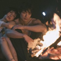 Nana eks After School terungkap berpacaran dengan model brondong Chae Jong Seok. Baru-baru ini, keduanya tampil berciuman mesra dalam video klip Baek Ji Young ‘Indeed, It Was Love’. Foto: dok. Instagram @jin_a_nana, dok. Instagram @czonsuxx