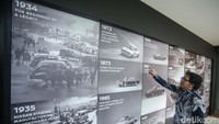 Showroom ini tidak hanya menjadi tempat untuk melihat kendaraan, tetapi juga untuk merasakan secara langsung visi Nissan sebagai pemimpin dalam teknologi otomotif dengan adanya galery perjalanan Nissan dari zaman ke zaman.  