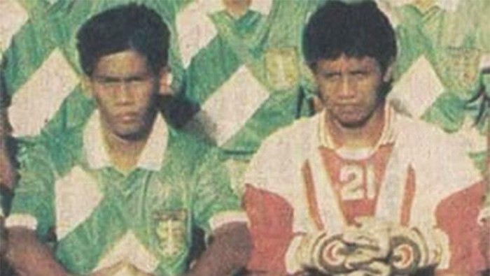 Nurkiman (kiri) saat bermain untuk Persebaya Surabaya