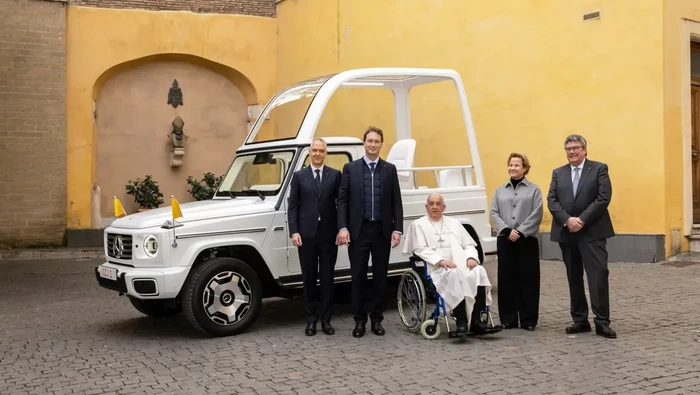 Paus Fransiskus dapat mobil baru Mercedes-Benz G-Class EV