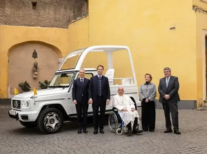 Video: Mewahnya Mobil G-Class Baru Paus Fransiskus