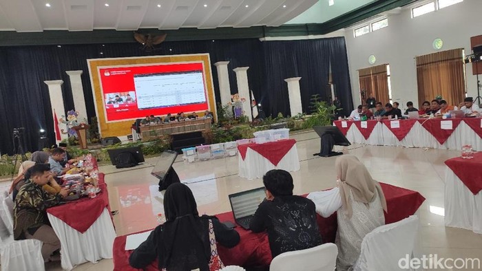 Pelaksanaan rapat pleno rekapitulasi suara Pilkada serentak 2024 di Kabupaten Ciamis.