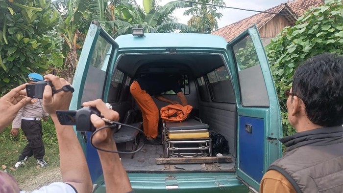Pembongkaran kuburan bayi hasil hubungan gelap di kebun belakang rumah warga di Ngawi
