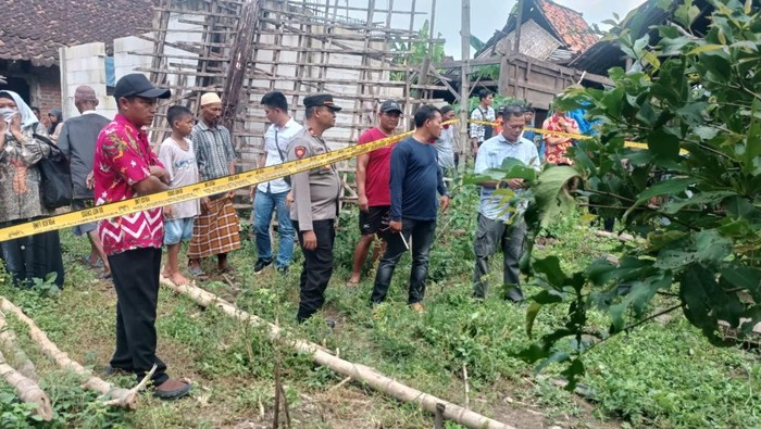 Pembongkaran kuburan bayi hasil hubungan gelap di kebun belakang rumah warga di Ngawi