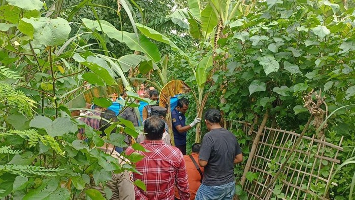Pembongkaran kuburan bayi hasil hubungan gelap di kebun belakang rumah warga di Ngawi