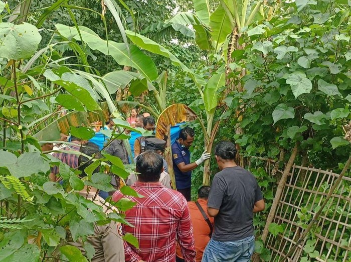Pembongkaran kuburan bayi hasil hubungan gelap di kebun belakang rumah warga di Ngawi