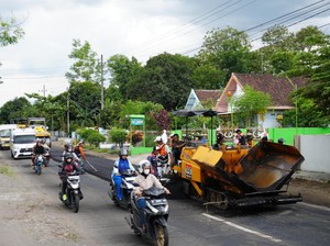 Kerusakan Jalan Pare-Kandangan Usai, Jalur Sepanjang 4,8 Km Diaspal Tebal