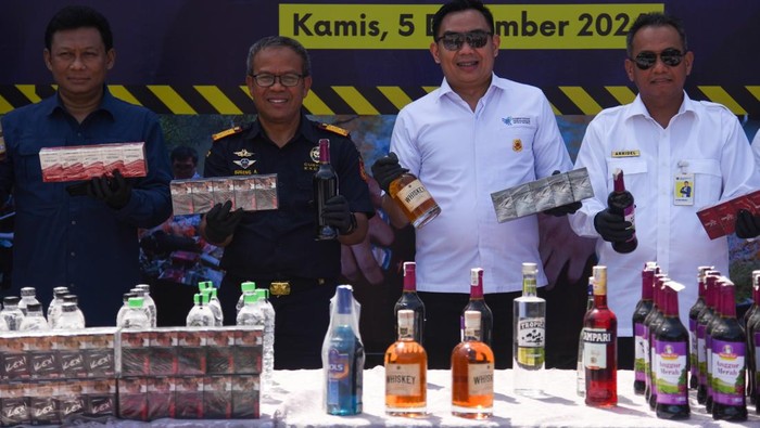 Pemusnahan barang hasil penindakan Bea Cukai Sumut Kepala Kantor Wilayah Bea Cukai Sumut Sugeng Apriyanto (kedua kiri) bersama Direktur Direktorat Reserse Kriminal KhususPolda Sumut Kombes Pol Andry Setyawan(kiri), Kepala Balai Pengawasan Tertib Niaga (BPTN) Medan Muhardi Akbar (kedua kanan), dan Kepala Perwakilan Kemenkeu Sumut Arridel Mindra (kanan) menunjukkan sejumlah barang sitaan di Kantor Bea Cukai Belawan, Medan, Sumatera Utara, Kamis (5/12/2024). Kantor Wilayah Direktorat Jenderal Bea dan Cukai Sumatera Utara bersama TNI, Polri, Kejaksaan, BIN, BPOM, dan Kemendag melakukan pemusnahan 2.814.756 batang rokok ilegal, 1.058,04 liter minuman keras, 2.100 balepress (pakaian, sepatu, dan tas bekas), 15.008 onderdil dan produk elektronik dari 1.429 kasus pelanggaran pada periode 2022-2024 dengan total kerugian negara mencapai Rp11,9 miliar. ANTARA FOTO/Fransisco Carolio/tom.