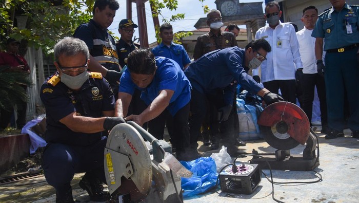 Pemusnahan barang hasil penindakan Bea Cukai Sumut Kepala Kantor Wilayah Bea Cukai Sumut Sugeng Apriyanto (kedua kiri) bersama Direktur Direktorat Reserse Kriminal KhususPolda Sumut Kombes Pol Andry Setyawan(kiri), Kepala Balai Pengawasan Tertib Niaga (BPTN) Medan Muhardi Akbar (kedua kanan), dan Kepala Perwakilan Kemenkeu Sumut Arridel Mindra (kanan) menunjukkan sejumlah barang sitaan di Kantor Bea Cukai Belawan, Medan, Sumatera Utara, Kamis (5/12/2024). Kantor Wilayah Direktorat Jenderal Bea dan Cukai Sumatera Utara bersama TNI, Polri, Kejaksaan, BIN, BPOM, dan Kemendag melakukan pemusnahan 2.814.756 batang rokok ilegal, 1.058,04 liter minuman keras, 2.100 balepress (pakaian, sepatu, dan tas bekas), 15.008 onderdil dan produk elektronik dari 1.429 kasus pelanggaran pada periode 2022-2024 dengan total kerugian negara mencapai Rp11,9 miliar. ANTARA FOTO/Fransisco Carolio/tom.