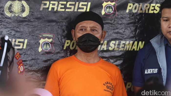 Tampang lansia pelaku pencabulan sesama jenis di Kalasan, Sleman saat dirilis di Mapolresta Sleman, Kamis (5/12/2024).