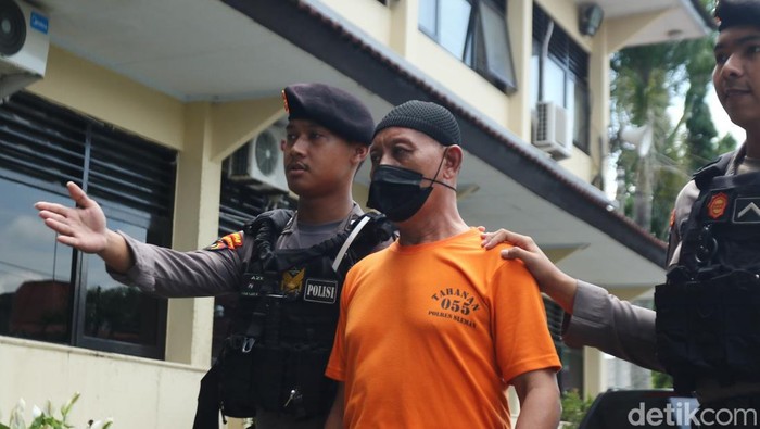 Tampang lansia pelaku pencabulan sesama jenis di Kalasan, Sleman saat dirilis di Mapolresta Sleman, Kamis (5/12/2024).