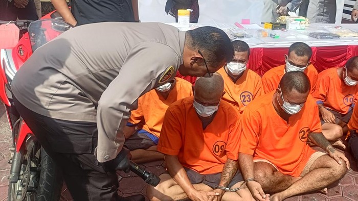 Kapolres Probolinggo Kota AKBP Oki saat bertanya ke tesangka