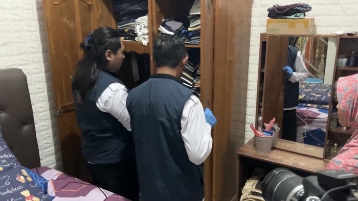 BNN Jatim menggeledah rumah Aiptu Arif Susilo, oknum polisi Polres Pelabuhan Tanjung Perak Surabaya yang ddiduga jadi pengendali peredaran sabu di NTB