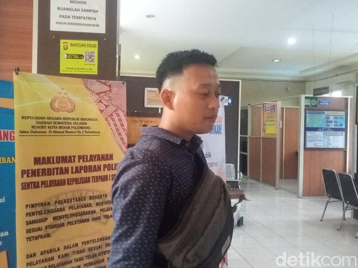 Empat pria di Palembang yakni Romadon, Kelvin, Rio, dan Kankut bersama seorang saksi melapor ke SPKT Polrestabes Palembang, Kamis (5/12/2024). Mereka mengaku tertipu dengan modus tawaran kerja.