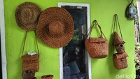 Kerajinan berbahan baku tanaman eceng gondok ini dijual mulai dari Rp 100.000 hingga Rp 500.000 per bijinya.