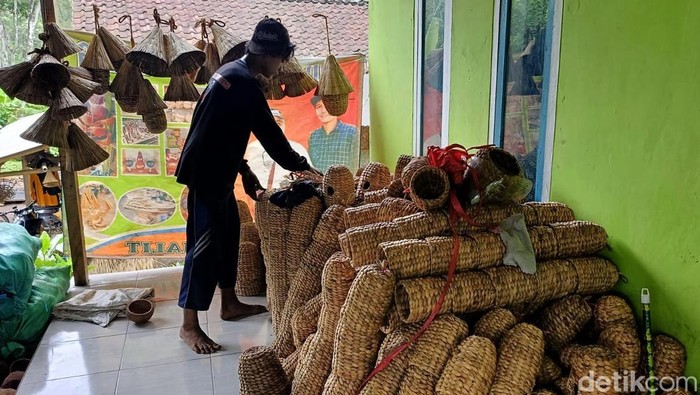 Perajin asal Lumajang raup cuan jutaan rupiah dari kerajinan eceng gondok Perajin asal Lumajang raup cuan jutaan rupiah dari kerajinan eceng gondok
