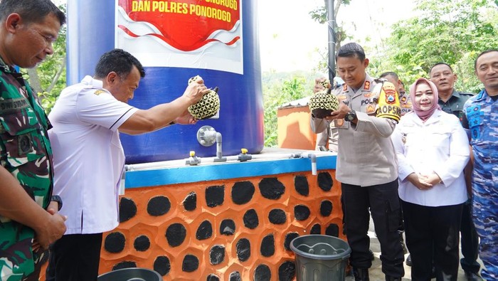 Peresmian sumur dalam di Ponorogo