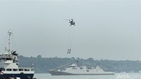Demonstrasi aksi penyelamatan dalam kondisi darurat di wilayah perairan. Penyelamatan dilakukan oleh helikopter, kapal, dan prajurit TNI AL.