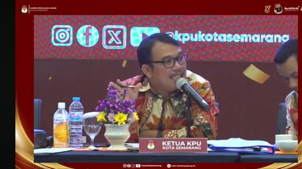 Ketua Bawaslu Kota Semarang Arief Rahman dalam rapat pleno rekapitulasi perolehan suara di Hotel Harris Semarang, Kamis (5/12/2024).